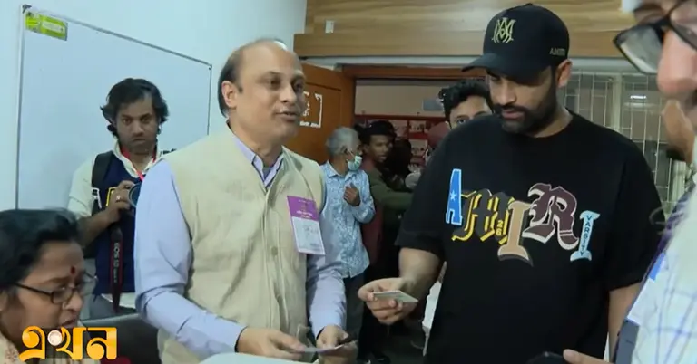 ভোটকেন্দ্রে তামিম ইকবাল